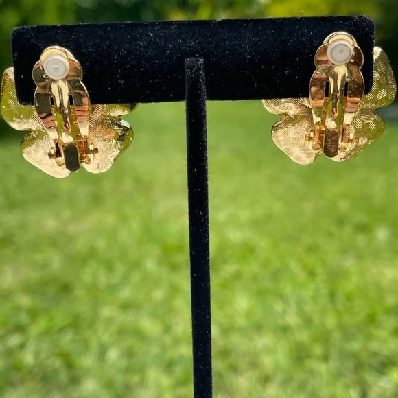 Joan Rivers Rhinestone Flower Gold Tone Clip On Earrings - Picture 4 of 6